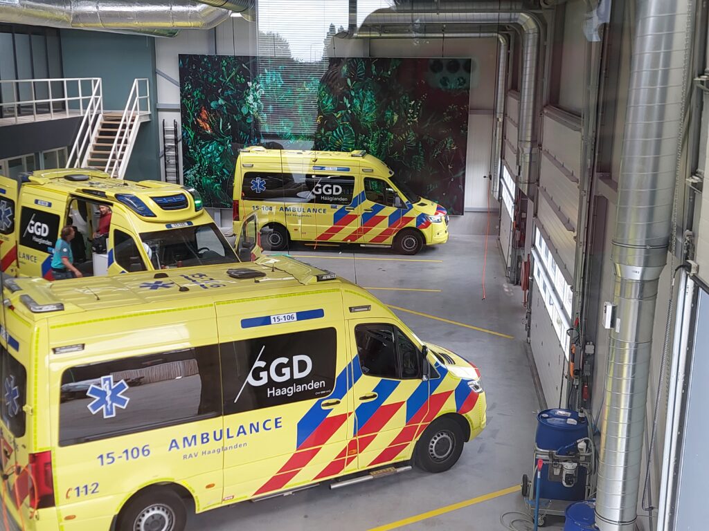 harnasch hal met ambulances