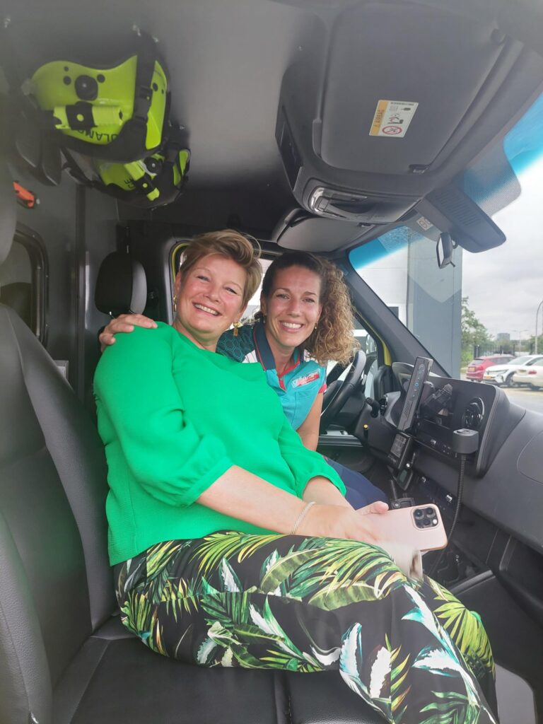 wethouder marielle vavier en ambulancechauffeur kimberly in een ambulance van ggd haaglanden